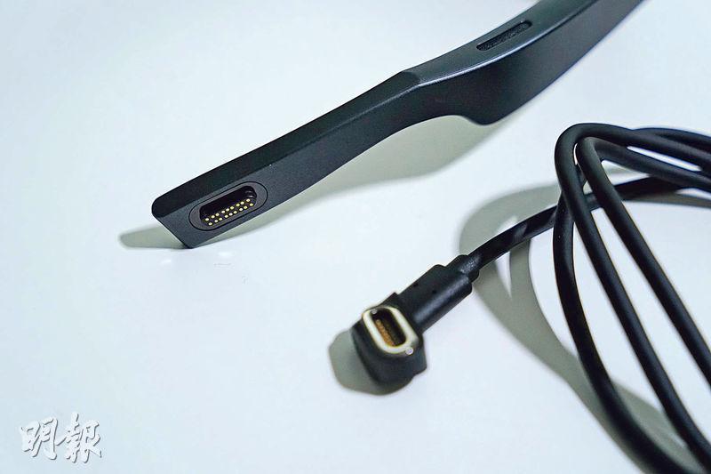有線連接——眼鏡沒有內置電池，必須有線連接手機等裝置來輸入影音資料及取電。跟機的專用線提供USB Type-C插頭，可直接連接支援DisplayPort Alternate Mode功能的裝置。（楊柏賢攝）