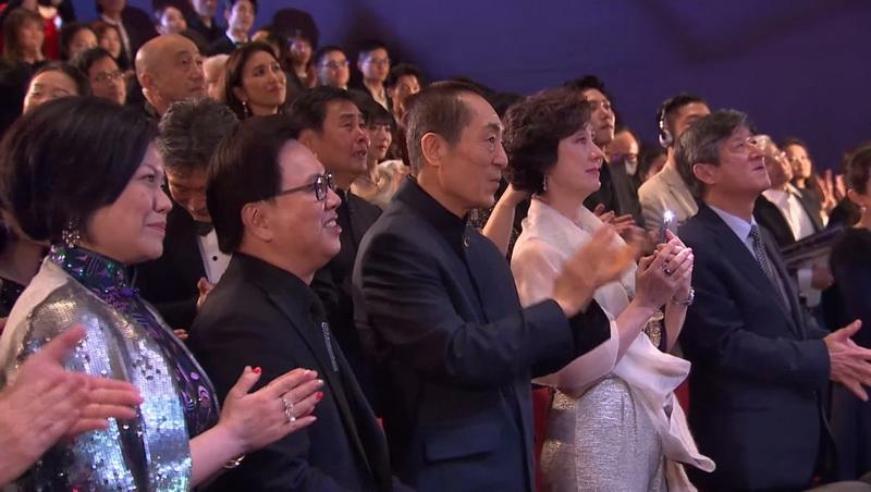 洪金寶在今晚舉行的《第十六屆亞洲電影大獎》上獲頒「終身成就獎」，他上台領獎時獲全場起身致敬。（網上片段截圖）