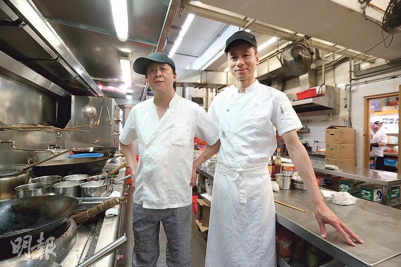 飯堂團隊合作多年，準備膳食的過程都會互相補位。圖為Dee哥與另一位飯堂廚師合影。