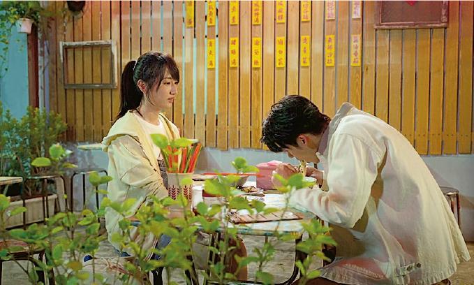 電影版《想見你》黃雨萱（左）與李子維（右）約會時吃摵仔麵。（電影劇照）