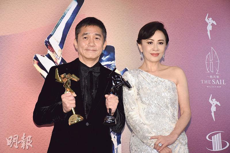 梁朝偉（左）奪影帝及亞洲電影貢獻榮譽大獎，太太劉嘉玲相伴感受喜悅。（攝影︰鍾偉茵、劉永銳）