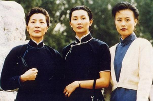 楊紫瓊（左起）在《宋家皇朝》扮演大家姐宋靄齡，與「宋慶齡」張曼玉及「宋美齡」鄔君梅合作。（劇照）