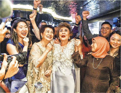 楊紫瓊母親譚慧珍（Janet，前排右三）在馬來西亞吉隆坡觀看頒獎禮直播，直擊女兒成為首名奧斯卡亞洲影后。（法新社）