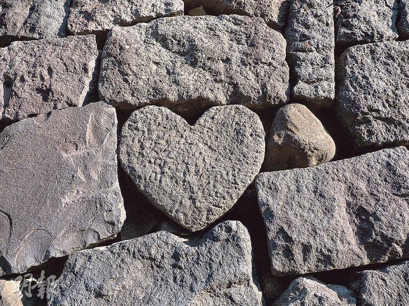 心形石——心形石約有3至20顆，以眼鏡橋旁的這一顆形狀最明顯。（卓文慧攝）