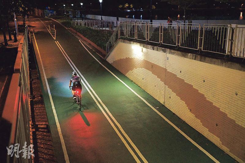 亮單車燈——夜間踩單車時，必須亮起單車燈，車頭白燈，車尾紅燈。（蘇智鑫攝）