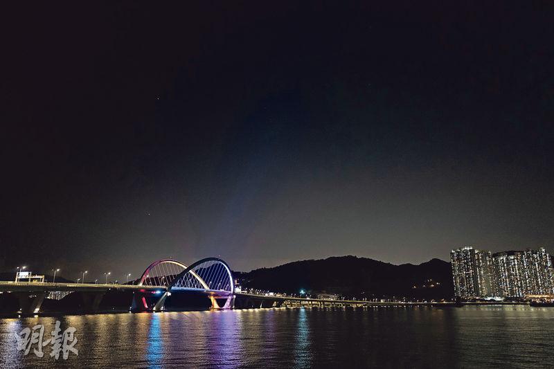 迷人夜景——將軍澳跨灣大橋在幻彩燈光映襯下，兩邊橋拱呈現出來的「無限」符號美不勝收。（蘇智鑫攝）