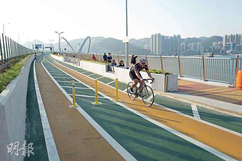 橋上好風光——Jeffery建議，踏上將軍澳跨灣大橋的單車徑，不妨放慢速度，享受橋上風光。（蘇智鑫攝）