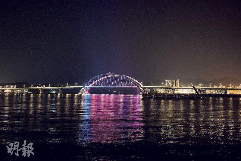 幻彩燈光——跨灣大橋其中一個迷人之處，是它的燈光設計，每晚7至9時華麗登場。（蘇智鑫攝）