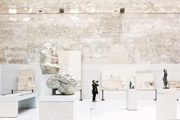 爭議作品——因為第二次世界大戰而重建的柏林Neues Museum，是David Chipperfield的代表作之一，亦是其最具爭議的作品，保留了戰後廢墟的結構及空間。當中最大的特點，是用上Saxonian大理石碎片混合白水泥作素材來重構原有建築，以素材來區別新舊。（Ute Zscharnt攝、SMB及David Chipperfield Architects提供）