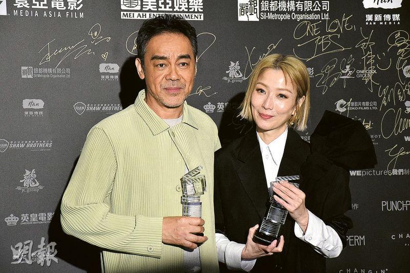 劉青雲（左）與鄭秀文（右）在導演會頒獎禮稱帝封后。（攝影：鍾偉茵）