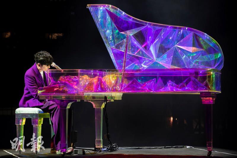 林俊傑彈着鋼琴緩緩升上舞台，以一曲《記得》揭開演唱會序幕。（大會提供）