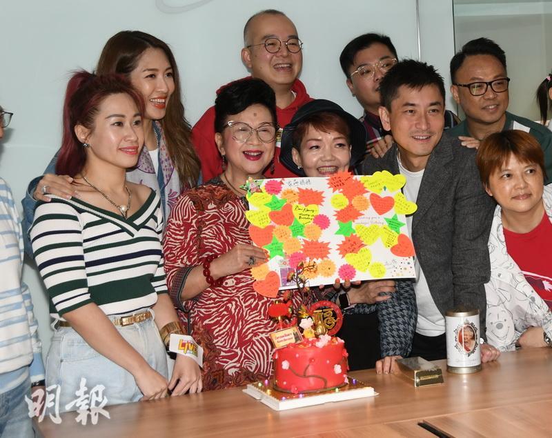 薛家燕獲電台同事送上蛋糕及鮮花，為她預祝月尾的73歲生日。（林祖傑攝）