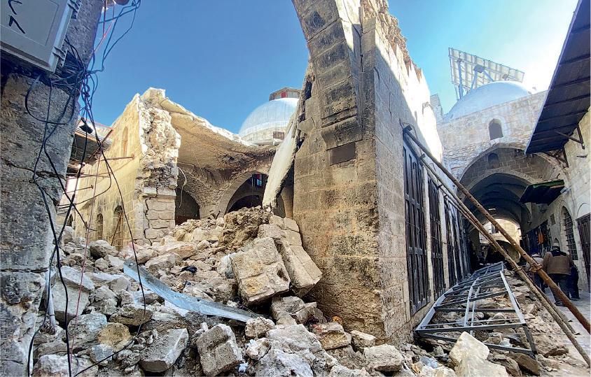 Cindy和Husnain在大地震後9天，抵達敘利亞災區阿勒頗。市中心大量樓房已經倒塌，部分建築物僅以木柱暫時支撐。（受訪者提供）