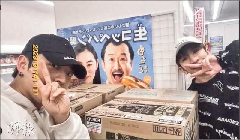 呂爵安（左）跟Anson Lo（右）在日本見到日版大叔吉田鋼太郎海報，即興奮合照。（網上圖片）