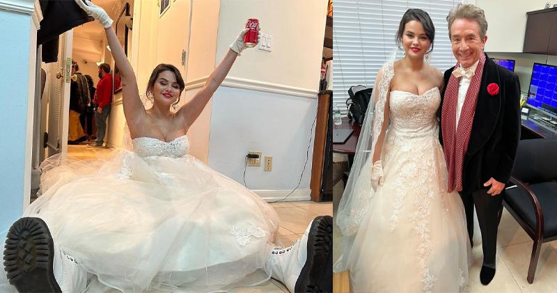 莎蓮娜高美斯拍攝《破案三人行3》穿著婚紗，並與劇中鄰居馬田沙特（右圖）合照。（網上圖片）