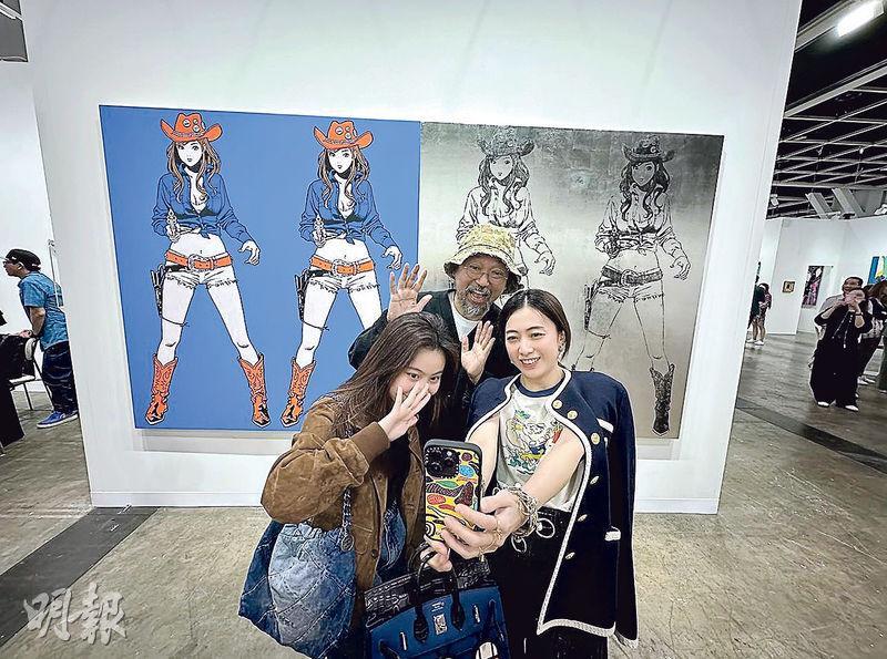 甘比（右）與女兒（左）跟日本著名藝術家村上隆（中）自拍。