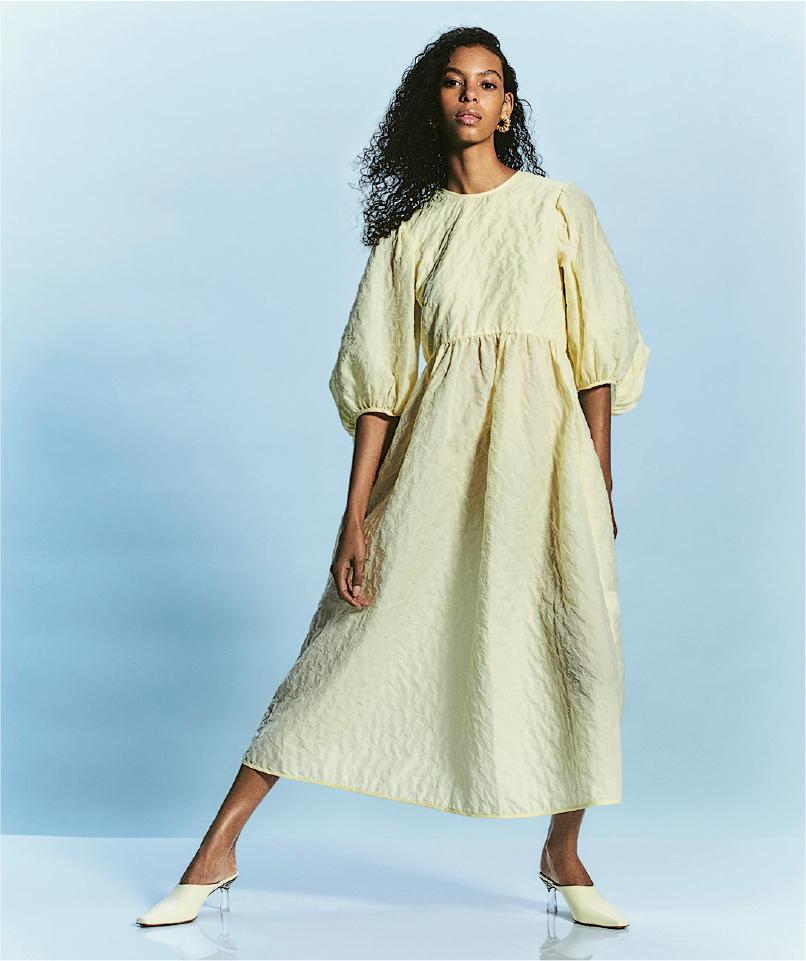 經典剪裁--Cecilie Bahnsen與THE OUTNET合作的系列採用品牌經典剪裁，並配以耐看的黑、白、淺粉紅及黃色；當中的面料更是來自品牌以往的服裝系列，如圖中的Karmen連身裙（$6212），便採用輕盈的matelassé提花凸紋雙層織物。（品牌提供）