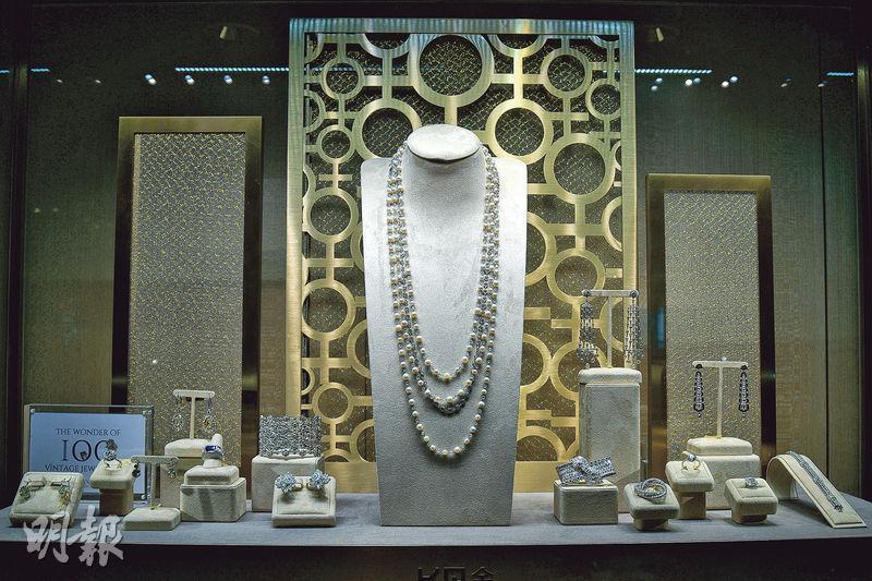 100周年--金星珠寶今年成立100周年，早前圓滿閉幕的The Wonder of 100 Vintage Jewelleries展覽，帶來100件不同地區及時期的古董珠寶。（黃志東攝）