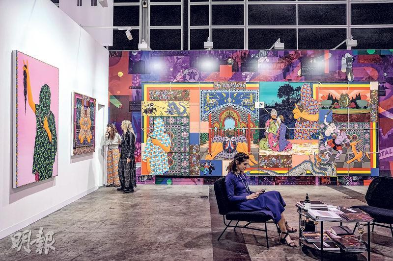 基本權利——伊朗裔美籍藝術家Amir H. Fallah帶來一系列共5幅作品，都是受去年伊朗「頭巾示威」觸發而創作，訴說人類基本的權利。（馮凱鍵攝）