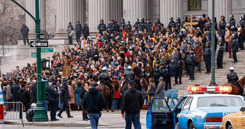 逾百臨時演員扮演示威者或警察，跟Lady Gaga在紐約市街頭開工。（法新社）