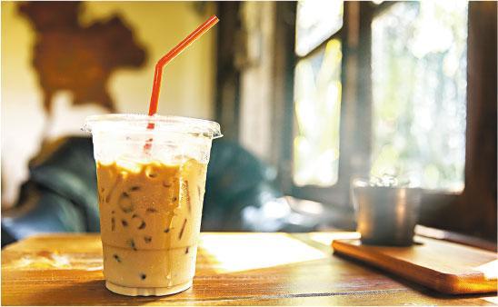 擇時歎啡——想鐵質吸收得好，進餐時要避免飲用咖啡或茶類飲品。（coffeekai@iStockphoto）