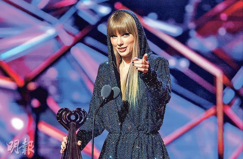 Taylor Swift獲頒革新者獎，致謝時不忘向粉絲分享創新經驗。（法新社）
