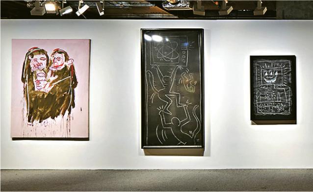 焦點作品--展覽焦點作品包括（左起）Basquiat 1984年創作的《情人》（Valentine）和Keith Haring地鐵空白廣告位上的兩幅塗鴉之作。（大會提供）