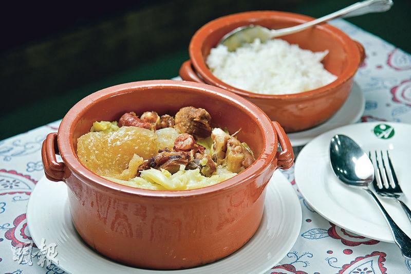 Tacho--將椰菜、豬皮、中式臘腸、臘鴨等材料用雞湯燴1至2小時，入口充滿鹹鮮味道。（149澳門幣起）（黃志東攝）