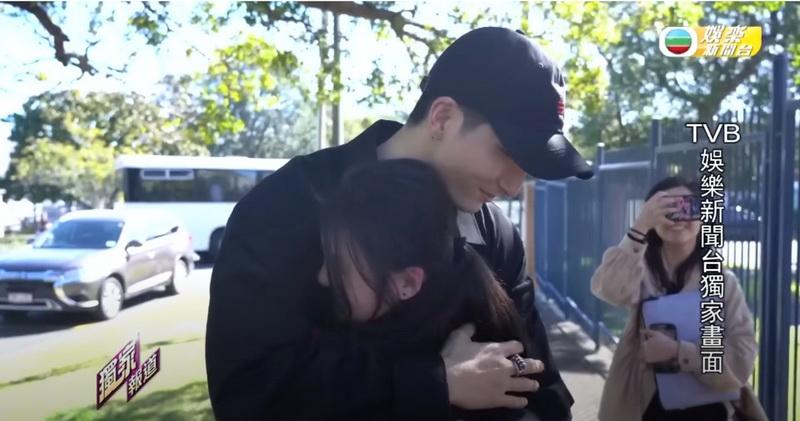 姚焯菲向張馳豪送上擁抱。（TVB娛樂新聞台YouTube片段截圖）