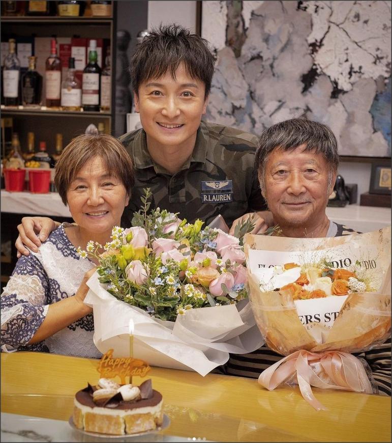 方力申未能陪女友赴韓，昨日在Instagram上載為媽咪慶祝生日的照片。（方力申Ig圖片）
