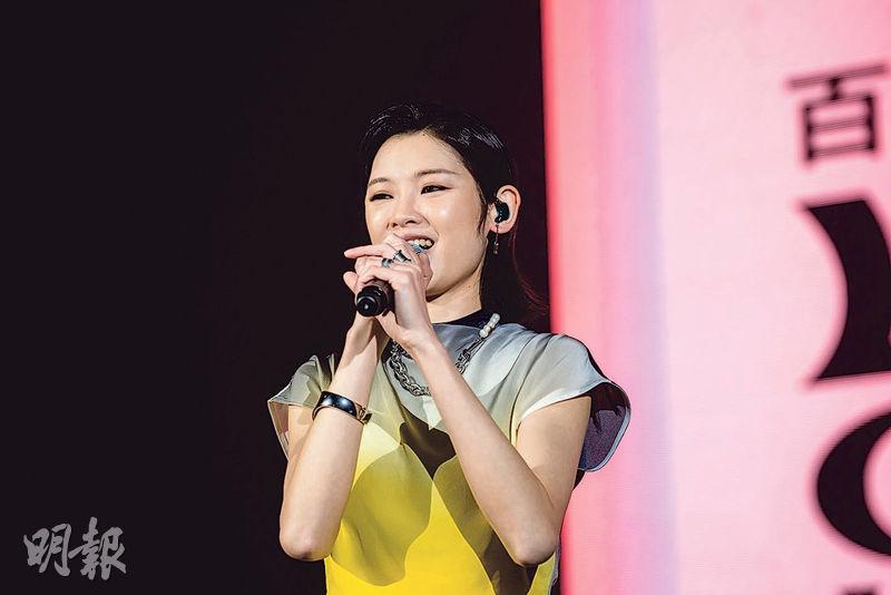 陳蕾在慈善騷首次現場演唱新歌《窮人的薔薇》。