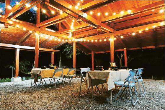 浪漫晚餐--在被螢火蟲聚居地包圍的茅草屋中享用一頓非一般的浪漫晚餐。（馬太鞍休閒農業區提供）