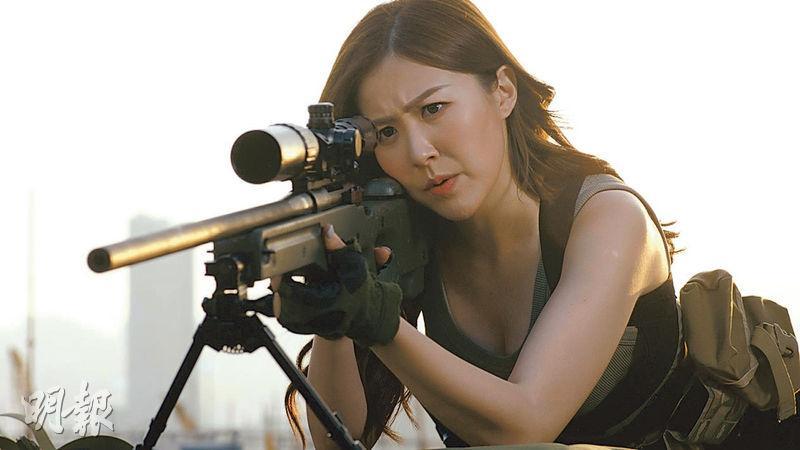 劉佩玥在《隱形戰隊》飾演索爆女警Shadow，被網民封為「最美狙擊手」。（劇照）