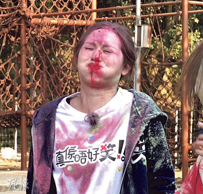 馮盈盈在《真係唔好笑》玩「含血」忍笑，結果不停爆笑。（視頻截圖）