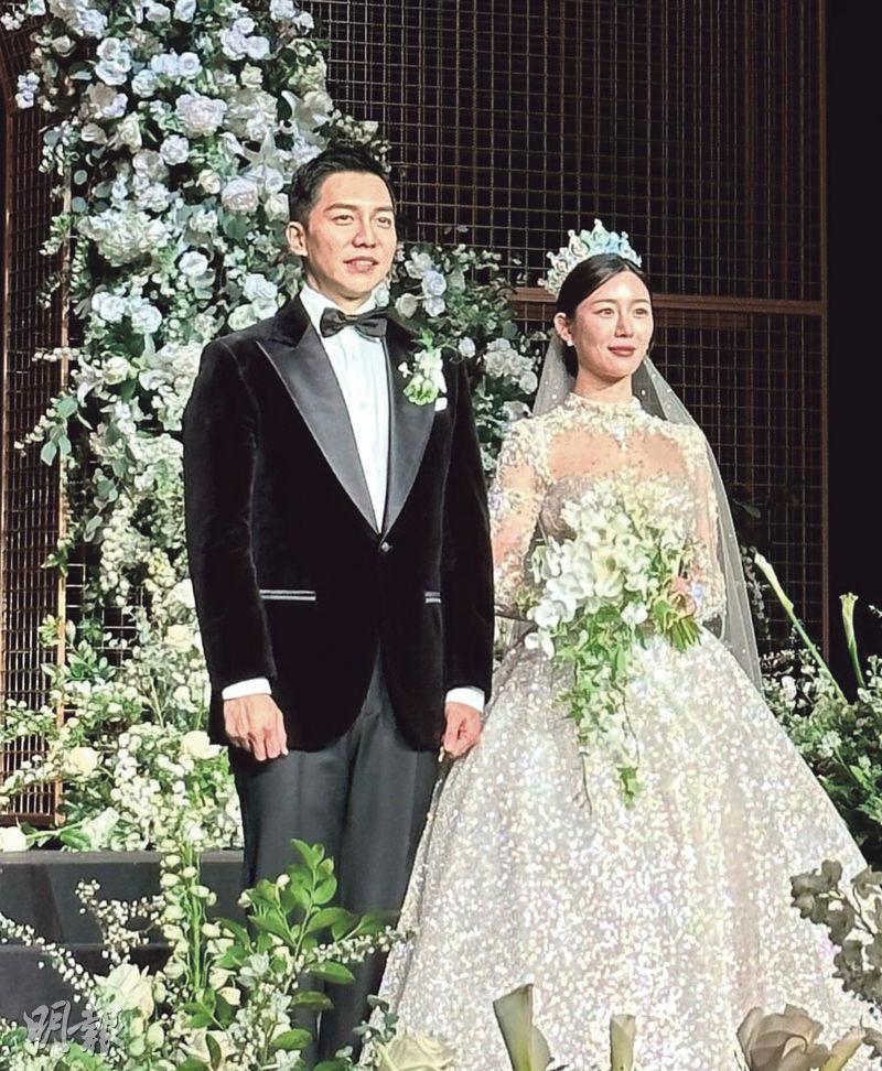 李勝基（左）與李多寅（右）昨在首爾某酒店舉行婚禮，邀請約700名親友出席。