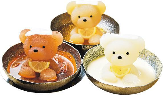 多款湯底——現時供應7款湯底，左為季節限定的四川麻辣湯底，呈橙紅色；右邊白色小熊為豆乳湯底；後面啡色小熊則為鰹魚湯底。（黃志東攝）
