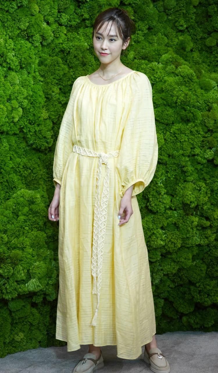 桐谷美玲穿上淡黃色長裙，甚有春天氣息。（網上圖片）