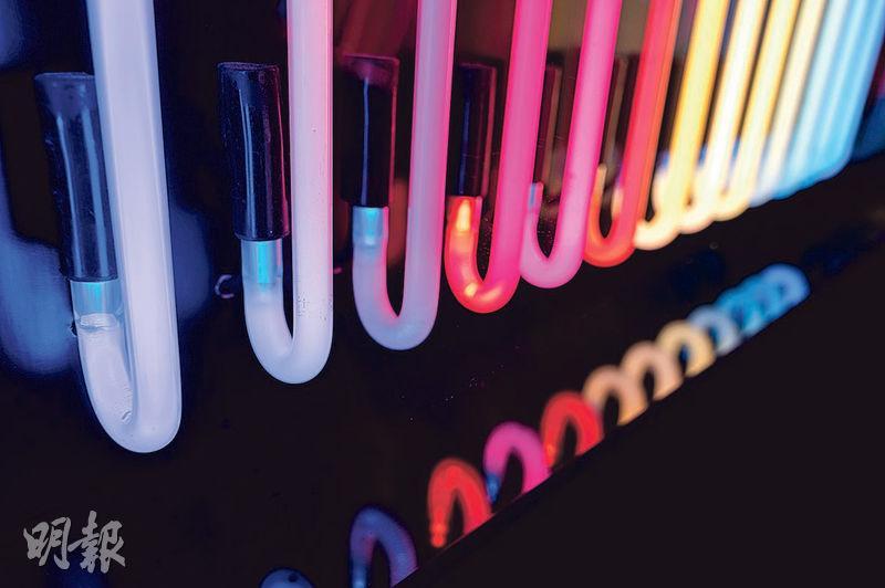 色色俱備——舊時製作霓虹燈招牌，會有一整箱不同顏色的霓虹燈光管色辦讓客人選擇，全盛時期連白色都有廿多種版本。（林靄怡攝）