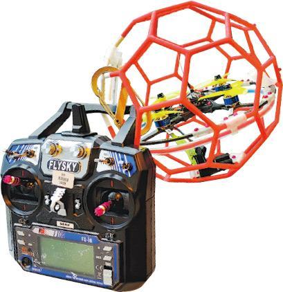 四軸無人機——無人機足球使用四軸無人機，外層加上保護罩，球員再以無線電遙控操控。（機構提供）