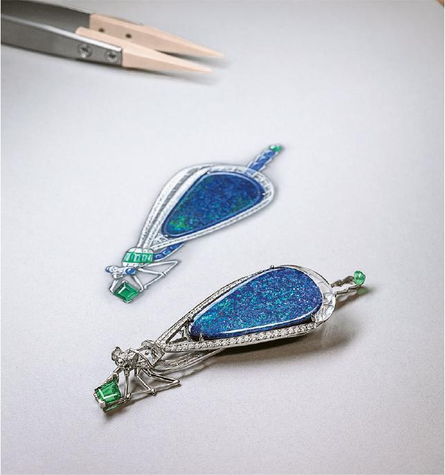 Cordulia胸針--Beautés du Monde高級珠寶系列Cordulia胸針，18K白色黃金，鑲嵌1顆橢圓形黑色澳洲蛋白石（20.71卡）、1顆菱形贊比亞祖母綠（0.61卡）、藍寶石、祖母綠、水晶、圓形明亮式切割鑽石（品牌提供）