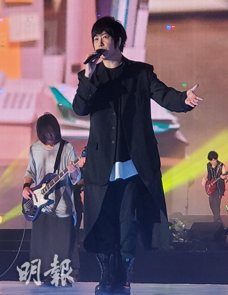 阿信笑問高舉韓國女團Blackpink手幅的樂迷是否去錯演唱會。（林蘊兒攝）