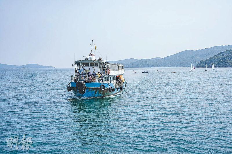 黃石碼頭登船--由西貢黃石碼頭搭船到高流灣，享受遠離煩囂的行山樂。（馮凱鍵攝）
