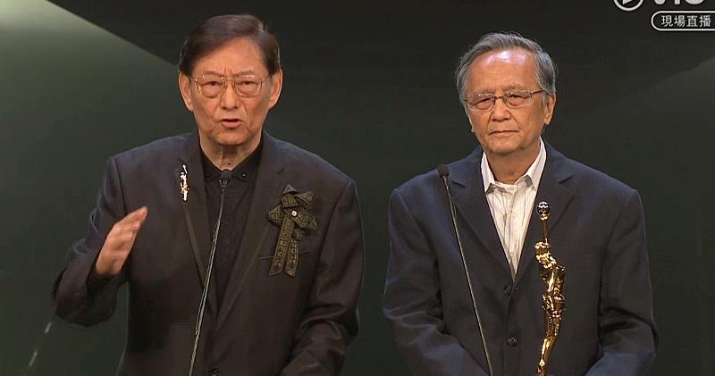 資深影評人羅卡（右）獲吳思遠（左）頒發「專業精神獎」。（ViuTV網上視頻截圖）