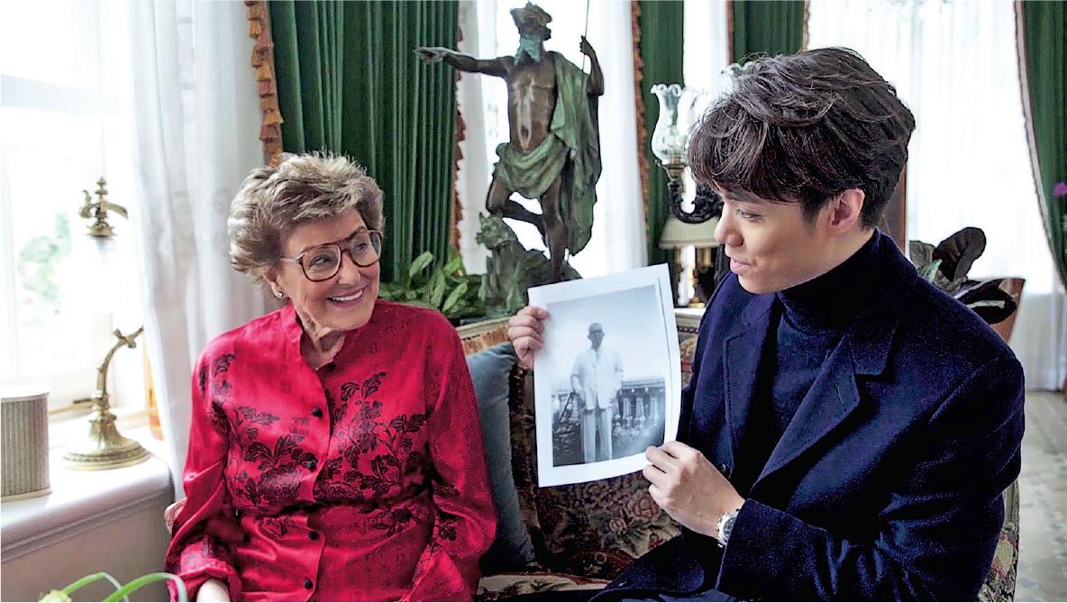 歐德禮媳婦Molly Odell（左）帶同家族成員，從美國來到歐德禮在香港的舊宅Alberose，與當時住戶——歌手張敬軒（右）交流。（資料圖片）