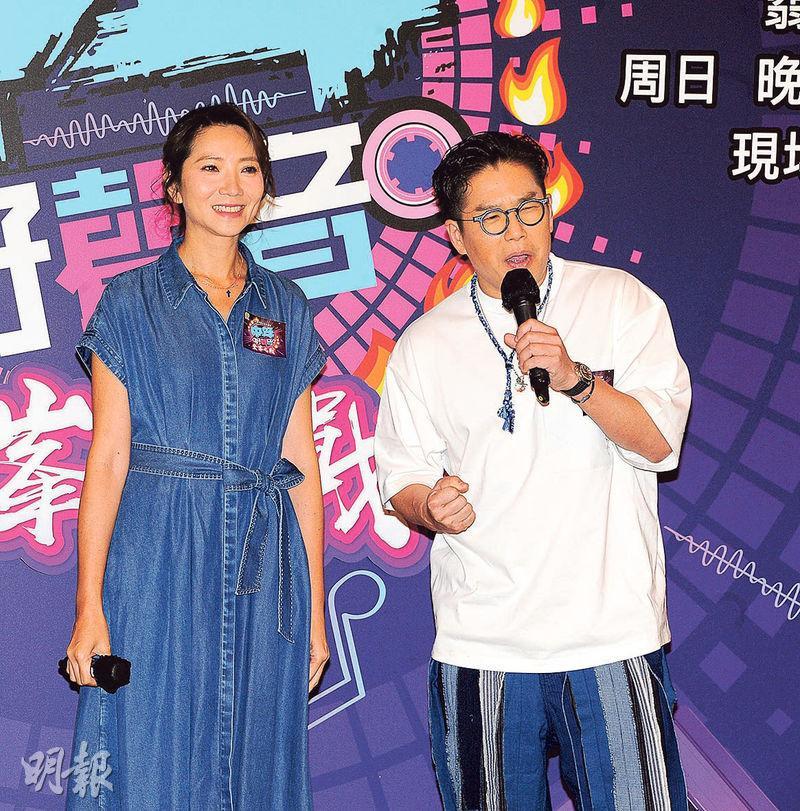 車婉婉（左）伙拍林曉峰擔任《中年好聲音》決賽司儀。（攝影/記者：陳釗）