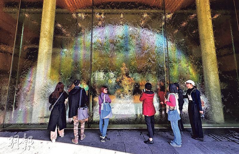 玻璃幕牆——維多利亞州國立美術館彩虹玻璃幕牆是打卡點，有人相信摸過幕牆水會沾到好運氣。（周群雄攝）