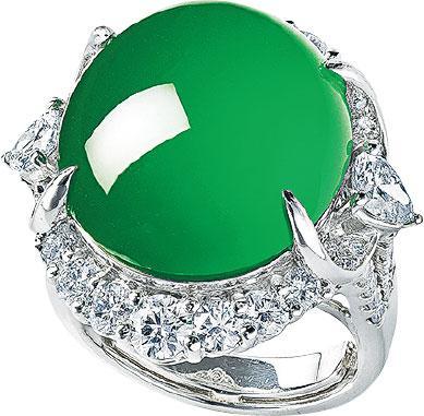 天然翡翠蛋面及鑽石戒指——估價：30萬至50萬美元（約235萬至392萬港元）；特色：蛋面完美展示翡翠的天然本質和美態，配以鑽石，佩戴在手指上，是人類和大自然的完美結合。（佳士得提供）