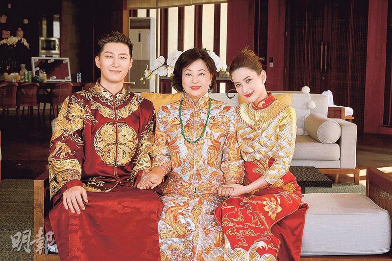 親到峇里見證女兒超蓮（右）出嫁的三太陳婉珍（中），穿上中式裙褂配翡翠首飾，非常貴氣。