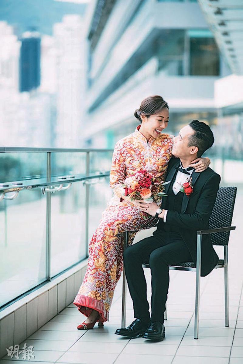卓韻芝（左）與梁子賢2018年在超強颱風「山竹」襲港當日舉行婚禮。（資料圖片）