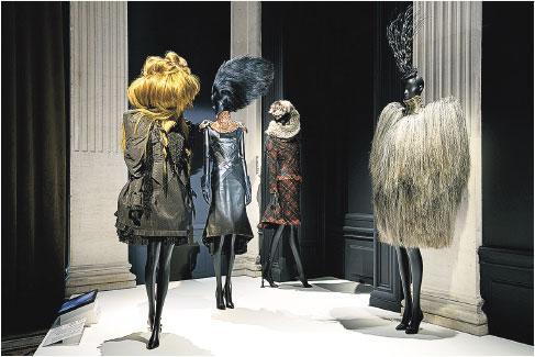 文化為本——Alexander McQueen的Givenchy高訂系列，以Eclect Dissect為題，以自身的蘇格蘭文化為本。（Gautier Deblonde攝）
